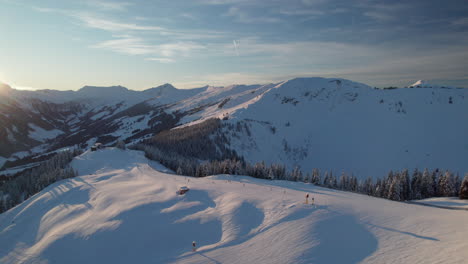 Zona-De-Esquí-Con-Esquiadores-En-Saalbach-hinterglemm,-Austria-Durante-El-Invierno---Toma-Aérea