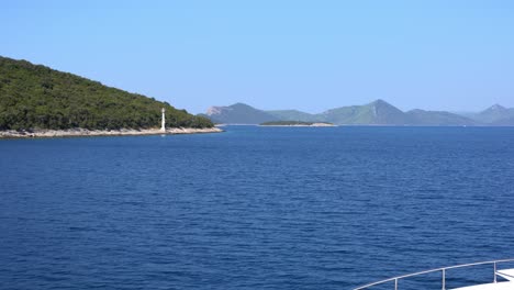 Sailing-through-blue-waters-of-Mljet-National-Park-on-sunny-day,-Croatia