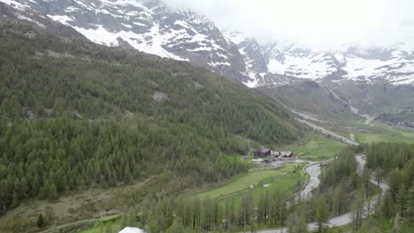 Toma-De-Establecimiento-Sobre-El-Lago-Azul,-Inclinándose-Hacia-El-Matterhorn-Cubierto-De-Nubes