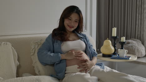 Asiatische-Junge-Schwangere-Frau-Berührt-Ihren-Dicken-Bauch-Und-Wartet-Auf-Ein-Neugeborenes-Baby