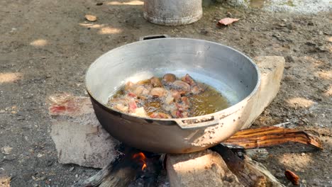 Schweineschwarte-Auf-Einem-Kochtopf-Auf-Brennholz-Zubereitet
