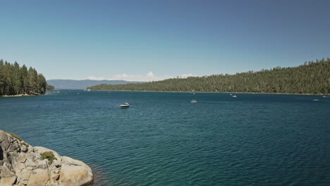 Vista-Aérea-En-Auge-Para-Mostrar-Barcos-En-El-Lago-Tahoe