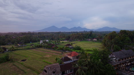 In-Der-Ferne-Droht-Ein-Gewitter,-Das-Die-Landschaft-Und-Das-Ackerland-Balis-überschwemmt