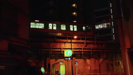 Zug-Fährt-Durch-Dunkle-Gasse-Im-Mega-Stadtzentrum-Von-Tokio