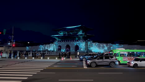 Seoul-Light-Gwanghwamun-Festival-–-Künstlerische-Lichtprojektion-Auf-Dem-Gwanghwamun-Tor-Bei-Nacht,-Menschen-Und-Verkehr-Im-Zeitraffer