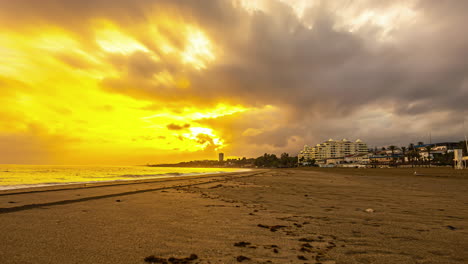 Sonnenuntergang-über-Dem-Tropischen-Strand-Mit-Stadtbild-Im-Hintergrund,-Zeitrafferansicht