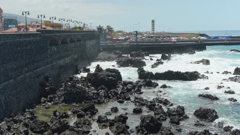 Stadt-Puerto-De-La-Cruz-Und-Felsige-Küste-Mit-Plätschernden-Wellen