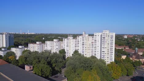 Mehrfamilienhäuser-In-Plattenbauweise-Sonnenallee-Berlin