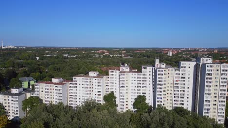Mehrfamilienhäuser-In-Plattenbauweise-Sonnenallee-Berlin