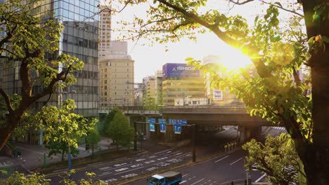 Weitwinkelaufnahme-Einer-Städtischen-Hintergrundszene-In-Tokio-Mit-Vorbeifahrenden-Verkehrsmitteln