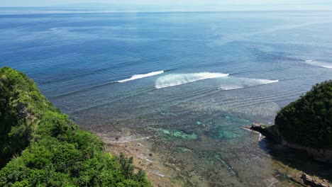 Rocky-Cove-Paradise-Des-Twin-Rock-Beach-Resort-In-Virac,-Catanduanes,-Philippinen