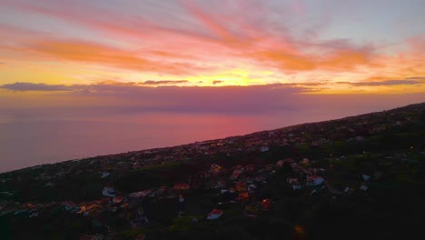 Luftaufnahme-Eines-Dorfes-Auf-Einem-Hügel-Von-Madeira-Mit-Meerblick-Bei-Orangefarbenem-Sonnenuntergang