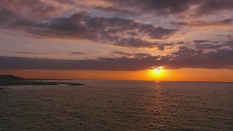 Morgendämmerung-Am-Garaf-Horizont,-Mit-Dem-Hafen-Von-Ginesta-Im-Hintergrund,-Katalonien