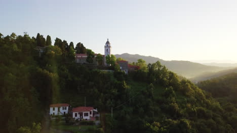Luftaufnahmen-Von-Wunderschönen-Italienischen-Dörfern-Und-Bäumen-In-Europa-Im-Morgenlicht-Der-Goldenen-Stunde