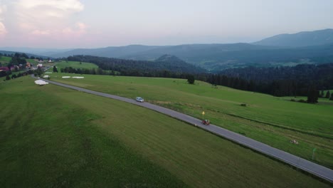 Erstaunliche-Luftaufnahme-Von-Quad-Bikern-Und-Hohen-Bergen