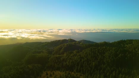 Anflug-Aus-Der-Luft-über-Die-Grünfläche-Von-Madeira-Und-Antenne-Im-Hintergrund-Mit-Fliegenden-Wolken-Bei-Goldenem-Sonnenuntergang
