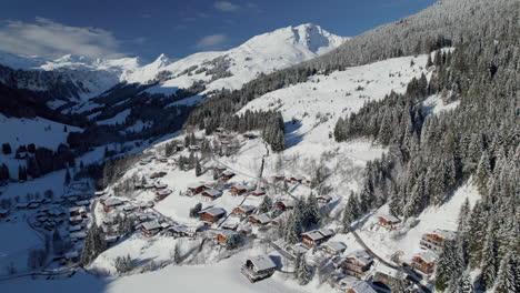 Casas-Cubiertas-De-Nieve-En-La-Ciudad-Montañosa-De-Langau-En-La-Baja-Austria,-Austria