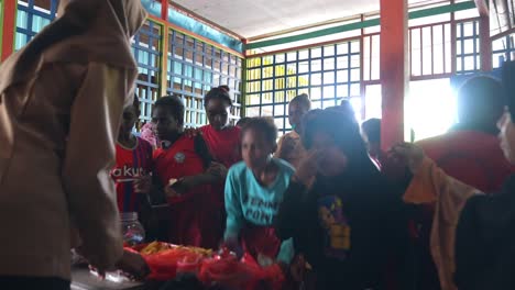 Kinder-Lernen-Während-Der-Grundschulferien-In-Papua-Handel-Zu-Treiben-Und-Transaktionen-Durchzuführen,-Um-Lebensmittel-Von-Lebensmittelverkäufern-Zu-Kaufen