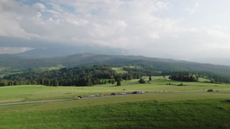4K-Drohnenaufnahme-Der-Polnischen-Tatra-Gebirgslandschaft-Und-Grüner-Felder-An-Bewölkten-Tagen