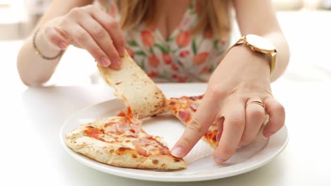 Manos-De-Mujer-Dividiendo-Deliciosas-Porciones-De-Pizza,-Las-Galletas,-Cerrar