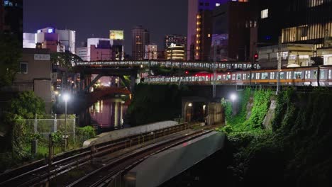 4K-Mehrere-Tokioter-Züge-Fahren-Nachts-Vom-Bahnhof-Ochanomizu-In-Richtung-Akihabara-Ab
