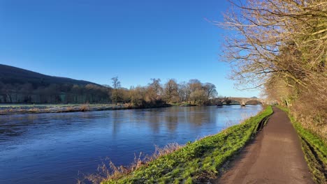 River-Suir-Am-Kilsheelan-Tipperary-Blueway-Entlang-Des-Suir-River-An-Einem-Hellen-Wintermorgen