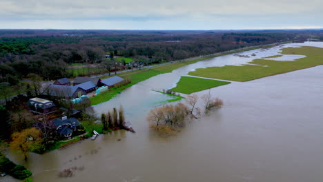 Feste-Antenne-Der-Wasserüberflutung-Von-Wiese,-Deich,-Feld,-Bauernhof,-Haus,-Überschwemmungsgebiet