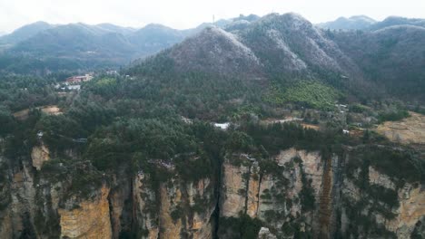 Luftaufnahme,-Die-Touristen-Am-Aussichtspunkt-Des-Zhangjiajie-Nationalparks-In-China-Zeigt