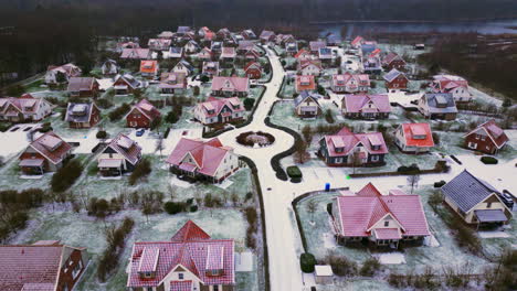 Niederländische-Nachbarschaft-Mit-Häusern,-Villen-Und-Eigentumswohnungen,-Winterwunderland-Mit-Schnee