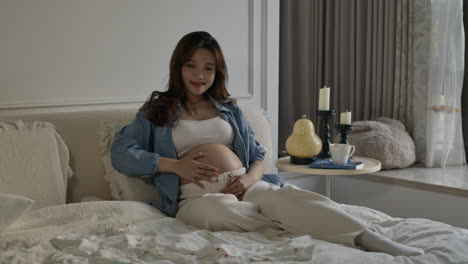 Asiatische-Chinesische-Schwangere-Frau-Wartet-Auf-Ein-Neugeborenes-Baby,-Gesundheit,-Schwangerschaft,-Mutterschaft,-Fortpflanzungskonzept