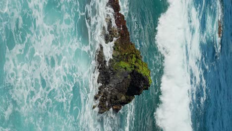 Roca-Cubierta-De-Musgo-Bañada-Por-El-Poderoso-Océano-Atlántico,-Vista-Vertical