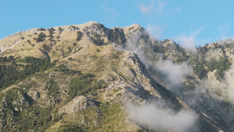 Majestuosa-Estribación-De-La-Cordillera-Cuka-Partizan-Durante-El-Día-Del-Cielo-Azul,-Albania