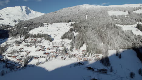 Snow-covered-Settlements-And-Forest-In-The-Mountains-In-Saalbach-Hinterglemm,-Austria