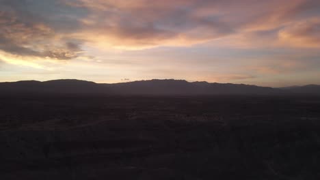 Ein-Ruhiger-Canyon-Sonnenuntergang-Mit-Warmem,-Farbenfrohem-Himmel