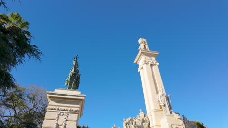 Estatua-Ecuestre-Bajo-Un-Cielo-Azul,-Enmarcada-Por-árboles-Tropicales-Y-Arquitectura-Histórica,-Día-Claro