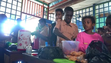 Barzahlung-Für-Snacks-Für-Grundschulkinder-In-Papua,-Indonesien