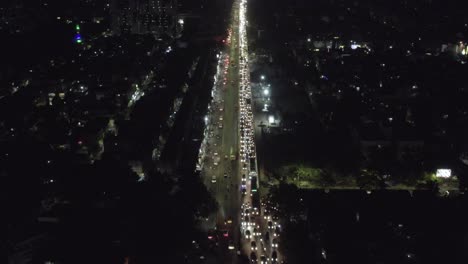 Luftaufnahmen-Von-Drohnen.-Der-Verkehr-Steckt-Auf-Dem-Anna-Nagar-Highway-Fest
