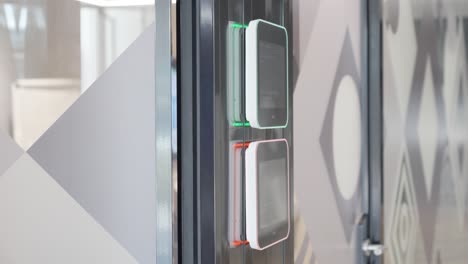Moderne-Zugangskontrolle-An-Der-Glastür-Des-Unternehmens