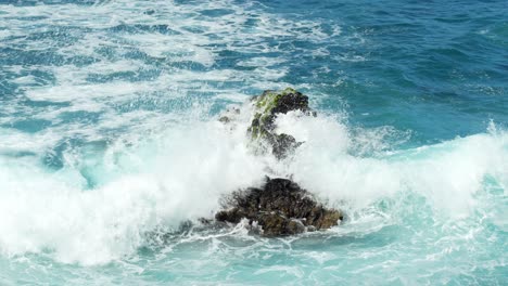 Einsamer-Felsen,-Umspült-Von-Mächtigen-Wellen-Des-Atlantischen-Ozeans,-Zeitlupe
