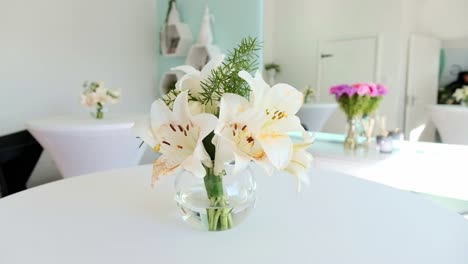 Ein-Wunderschönes-Blumenarrangement-Mit-Weißen-Lilien-In-Einer-Glasvase
