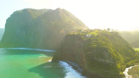 Luftpanoramablick-Auf-Die-Berge-Mit-Villa-Am-Rande-Einer-Klippe-Mit-Wunderschönem-Meerblick-An-Sonnigen-Tagen---Insel-Madeira,-Portugal