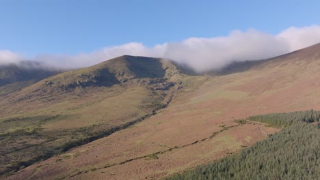 Drone-Comeragh-Montañas-Waterford-Irlanda-Nubes-Bajas-En-Las-Montañas-En-El-Paisaje-Invernal