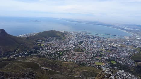 Vista-Del-Paisaje-Urbano-De-Ciudad-Del-Cabo-Desde-El-Punto-Más-Alto-De-La-Montaña-De-La-Mesa-En-Sudáfrica