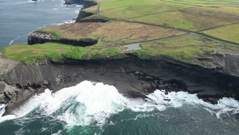 Ocean-waves-breaking-along-Kilkee-cliffs,-County-Clare-in-Ireland