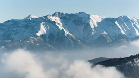 Timelapse-Montaña-Olimpo-Picos-Cubiertos-De-Nieve-Nubes-En-Movimiento-Día-De-Invierno