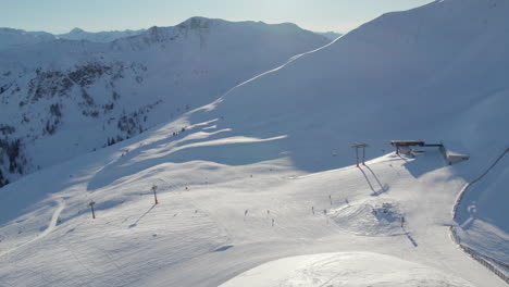 Esquiadores-En-La-Ladera-De-Saalbach-hinterglemm,-Austria---Toma-Aérea