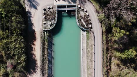 Montpellier-Greenway-Luftaufnahme:-Das-Azurblaue-Wasser-Des-Kanals-In-Atemberaubender-Draufsicht