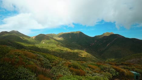 Primera-Luz-Que-Adorna-La-Cordillera,-Un-Espectacular-Amanecer-Sobre-Majestuosos-Picos-En-La-Naturaleza-Virgen.