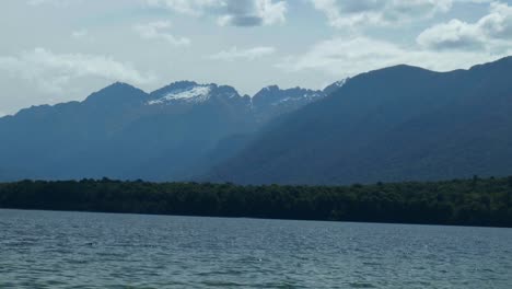 Lago-Pintoresco-Con-Un-Telón-De-Fondo-De-Picos-Nevados-Distantes,-Una-Vista-Alpina-Tranquila-En-Un-Entorno-Prístino