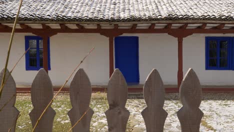 Casa-Antigua-Con-Puerta-De-Entrada-Azul-Y-Ventanas-Del-Siglo-XIX.